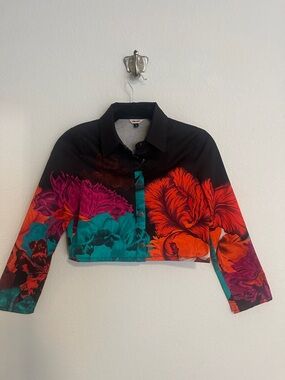 THE KIT. Colorful floral snap front crop blouse S